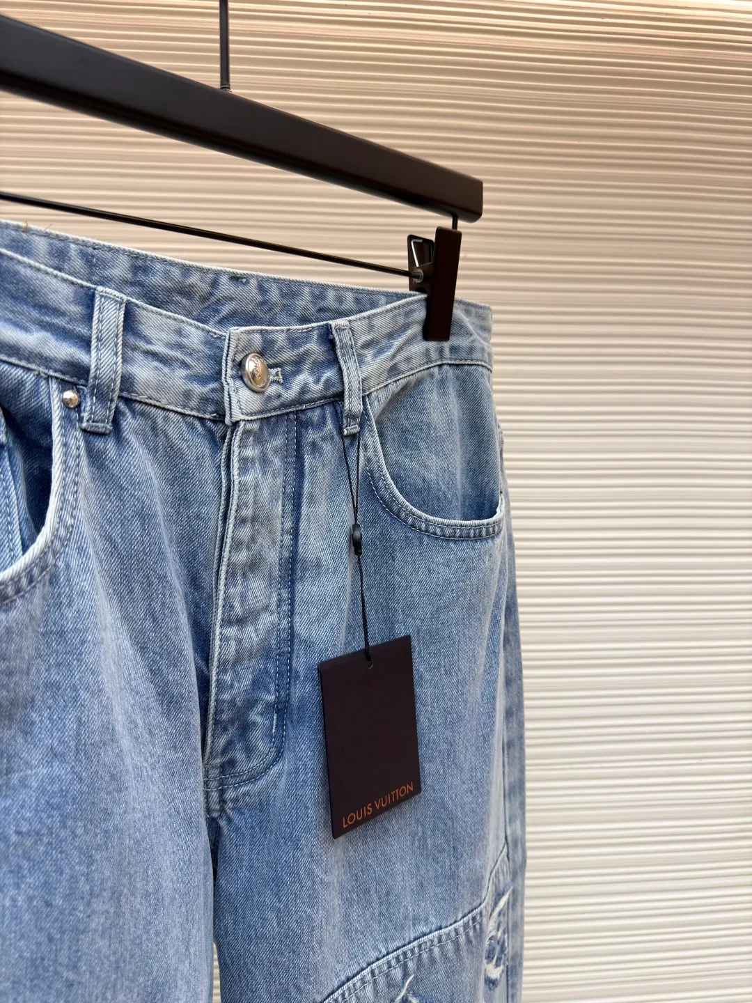 LOUIS VUITTON washed ripped jeans ●Authentic product: Purchased and developed at 17700 ●Item number: 1680603-B45 ●Material: pure cotton premium denim ●Technology: laser burning ●Version: fitted version ●Weight: about 885 grams ●Size: 30-32-34-36 ●Description: This destroyed detail is really cool. This washed denim truck elevates a classic silhouette with contrasting Monogram detailing front and rear, crafted with an edgy tear effect. This mid-season piece is effortlessly layered and can be worn with matching accessories for an on-trend look.